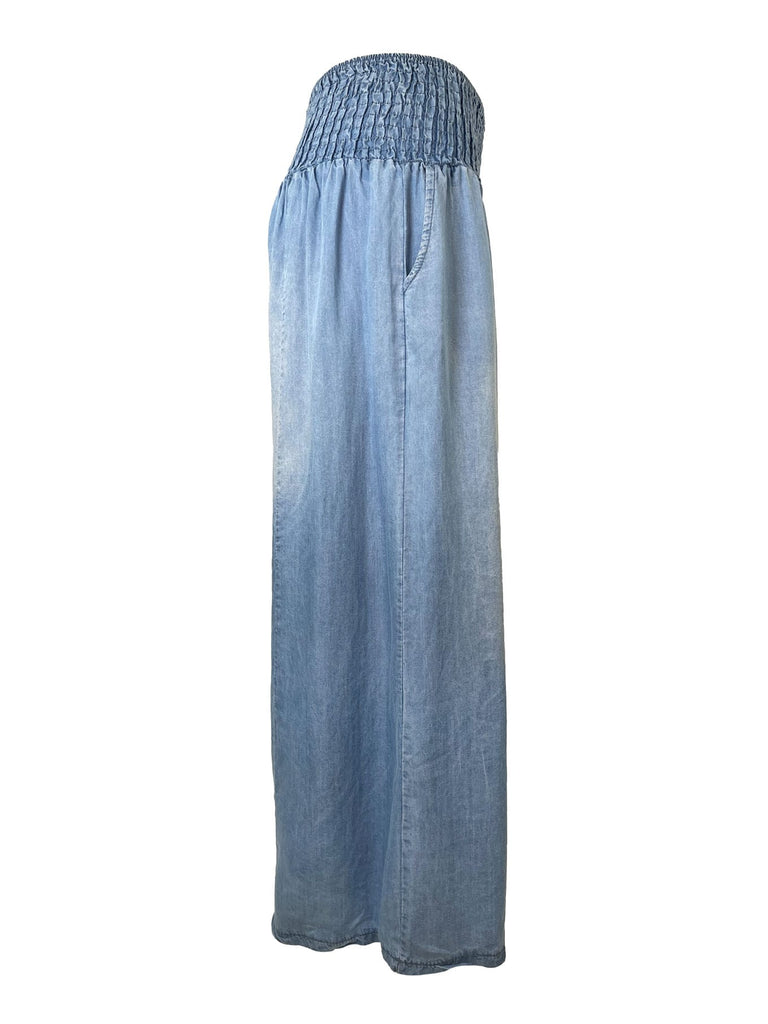 Hose in Jeans Optik
Lockere Passform
seitliche Eingriffstaschen
Breites elastisches Bündchen
Ansicht seitlich