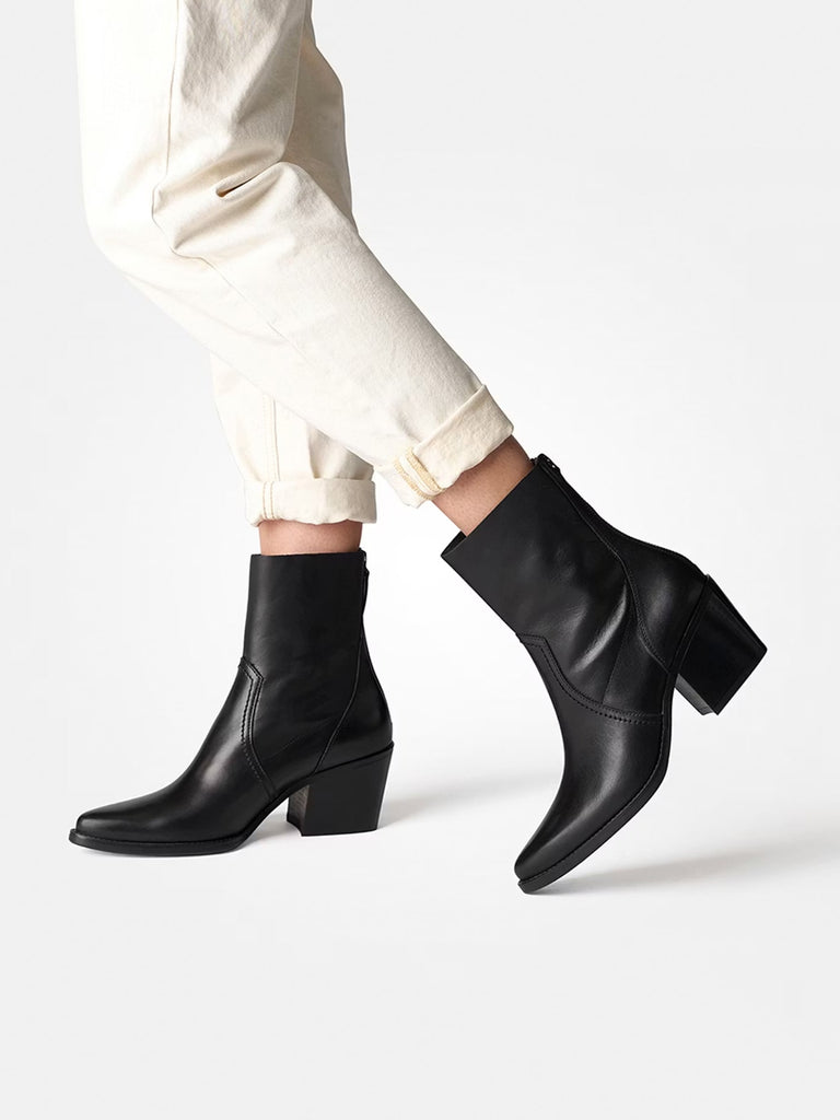 Stiefelette classic calf schwarz, Trage-Ansicht seitlich