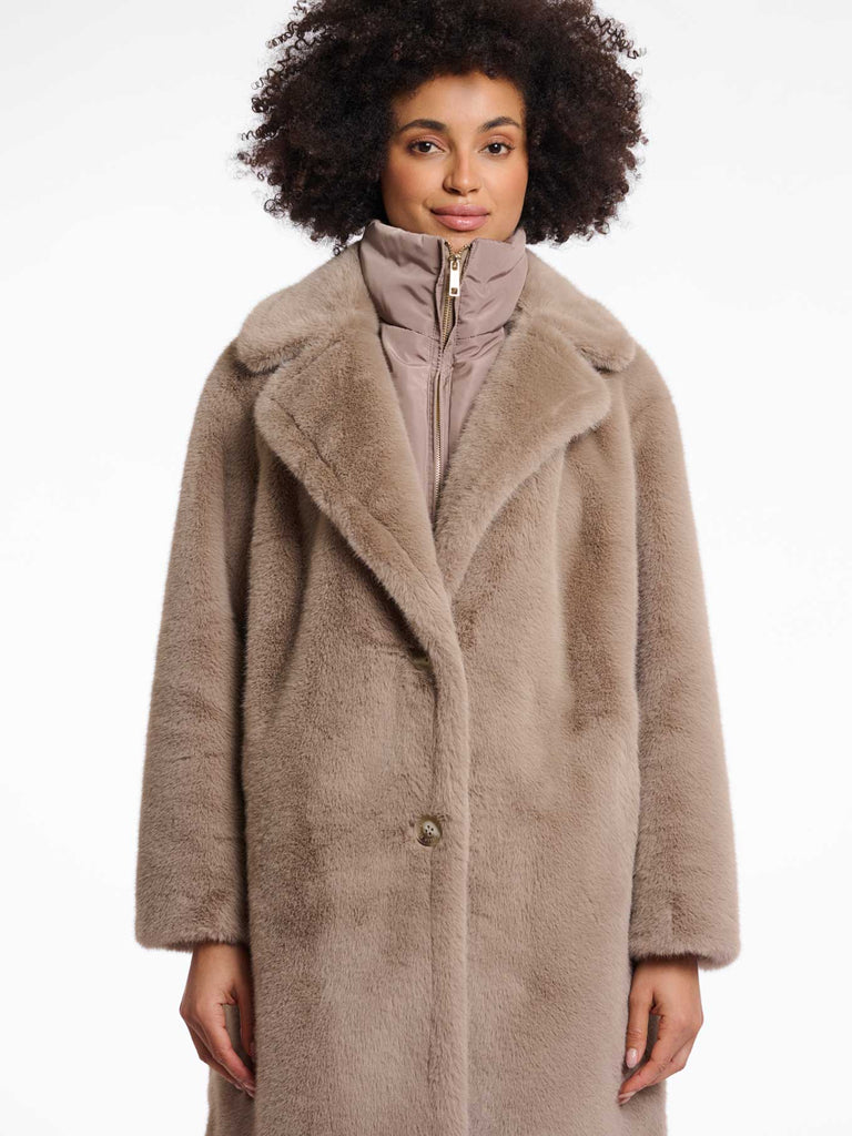 Mantel Geesje toffee, Ansicht vorn