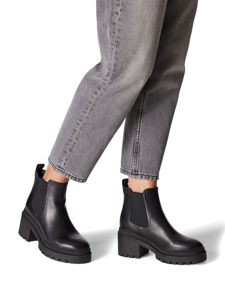 Chelsea Boot black leather, Trage-Ansicht seitlich