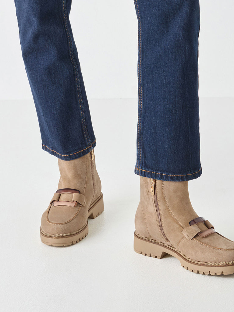 Boot mit Schließe beige, Trage-Ansicht Paar