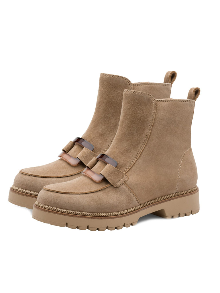 Boot mit Schließe beige, Ansicht Paar seitlich